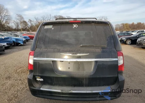 2015 Chrysler Town & Country Touring z USA, uszkodzony, nr VIN 2C4RC1BG3FR544778